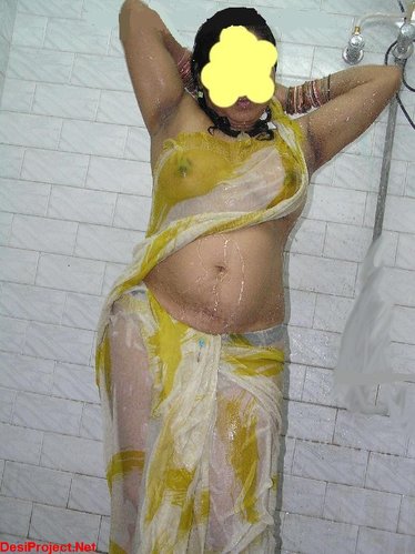 Hot Telugu Yellow Saree Aunty Bathing 