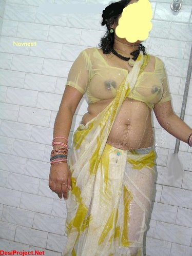 Hot Telugu Yellow Saree Aunty Bathing 